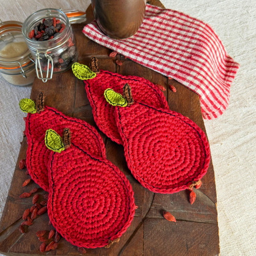 Háčkované podtácky červené hrušky - set 4 ks — foto 4