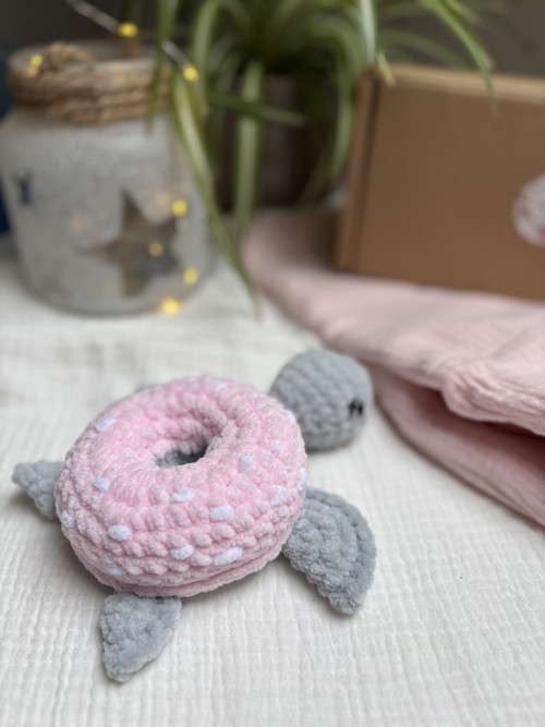Želvička s růžovým donutem — foto 4