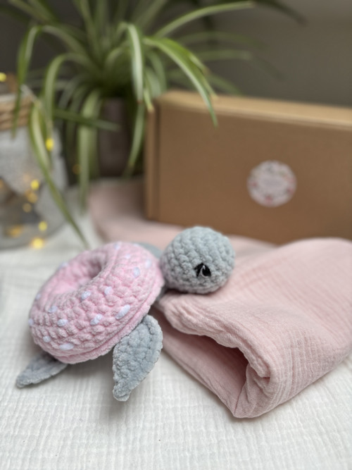 Želvička s růžovým donutem — foto 5