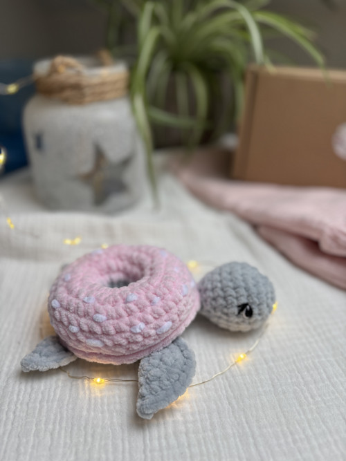 Želvička s růžovým donutem — foto 2
