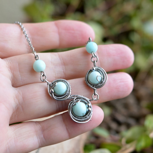 Náhrdelník s modrým opálem wire wrapping — foto 2