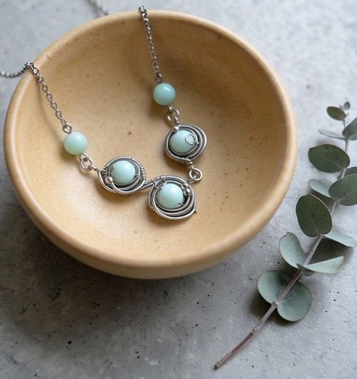 Náhrdelník s modrým opálem wire wrapping — foto 4