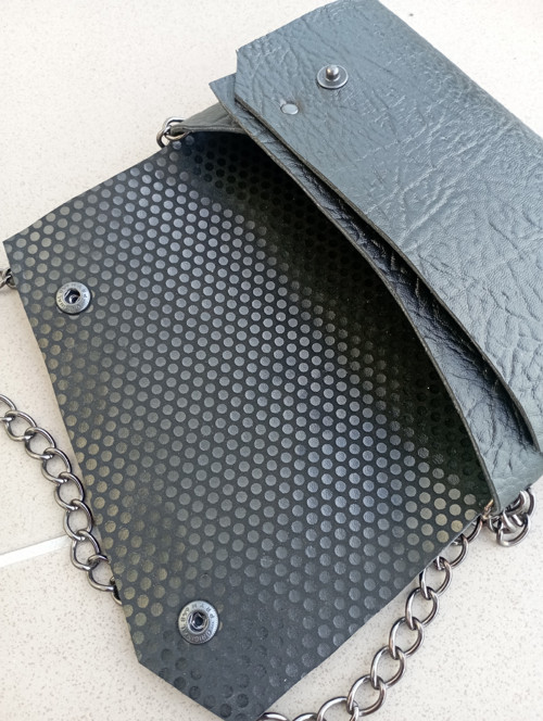Černá kabelka psaníčko či crossbody — foto 4