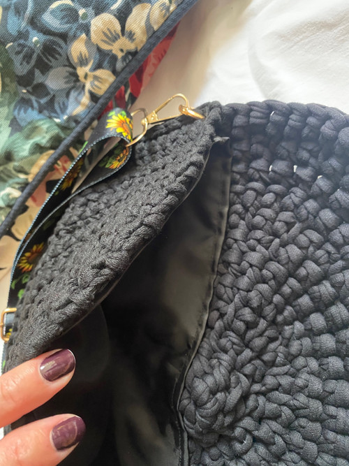 Háčkovaná crossbody ledvinka Slunečnice — foto 4