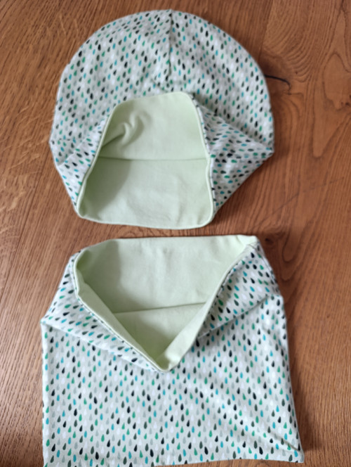 Set čepice a nákrčník zelené kapičky — foto 3