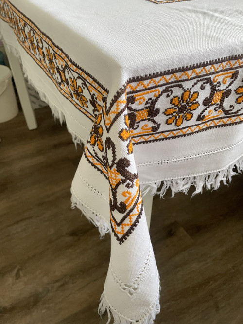 Retro ubrus s výšivkou — foto 4