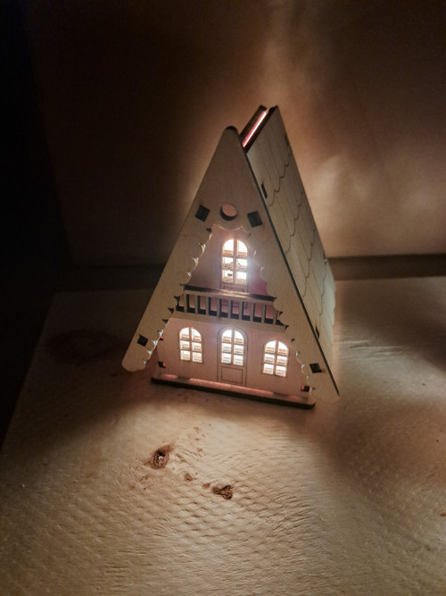 Dřevěný domeček - LED svícen — foto 2