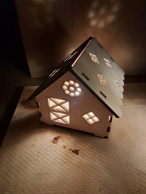 Dřevěný domeček -LED svícen — foto 2