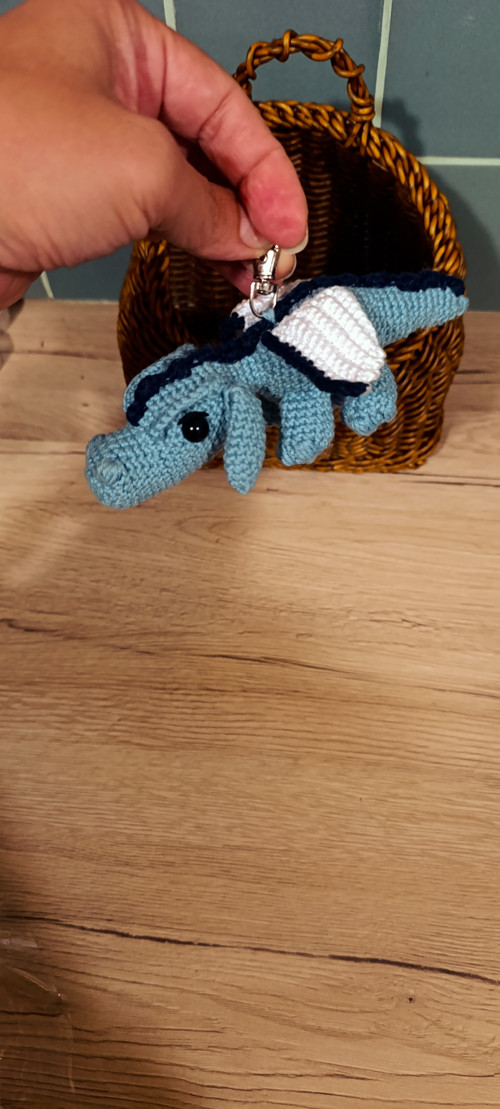 Háčkovaný přívěšek , klíčenka drak modrý 12cm — foto 2
