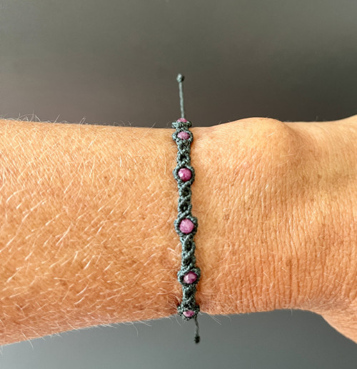 Mikromacramé set náramku a prstýnku s rubíny — foto 5