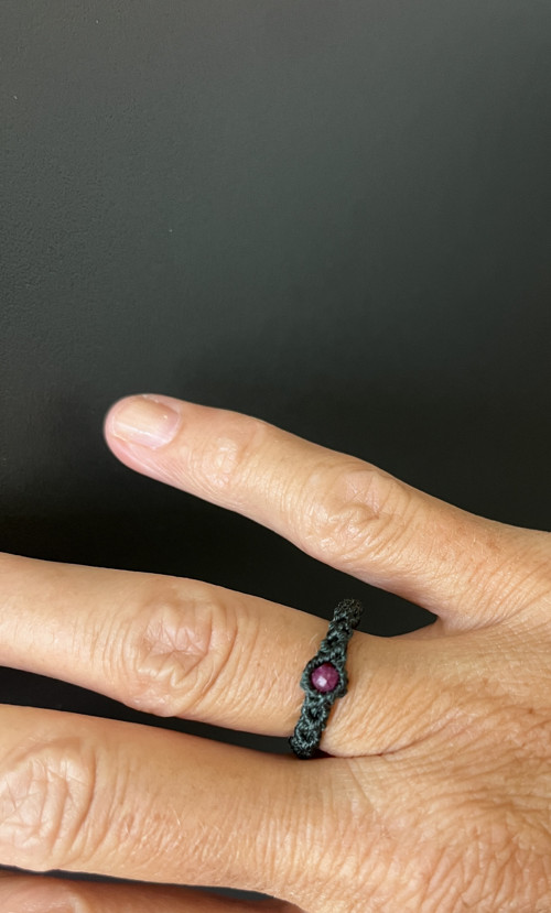 Mikromacramé set náramku a prstýnku s rubíny — foto 6