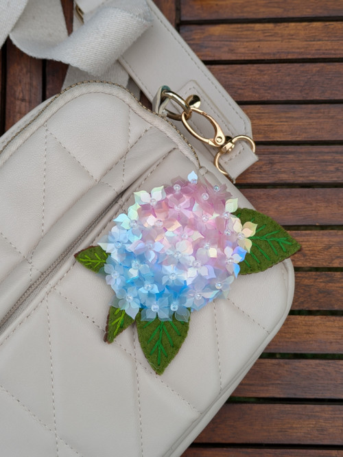 Hydrangea (Hortenzie) - Ručně vyšívaná brož — foto 2