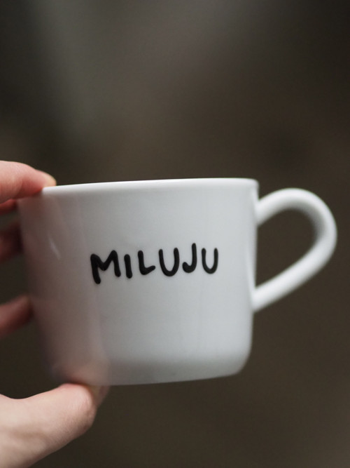 Ručně malovaný hrníček MILUJU — foto 3