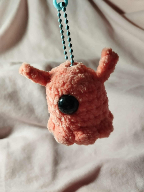 Přívěsek jednoočko – háčkovaná příšerka (6 cm) — foto 2