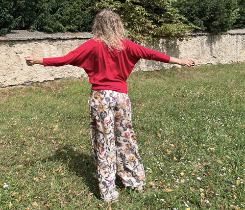 Volné kalhoty světlé s květy — foto 6