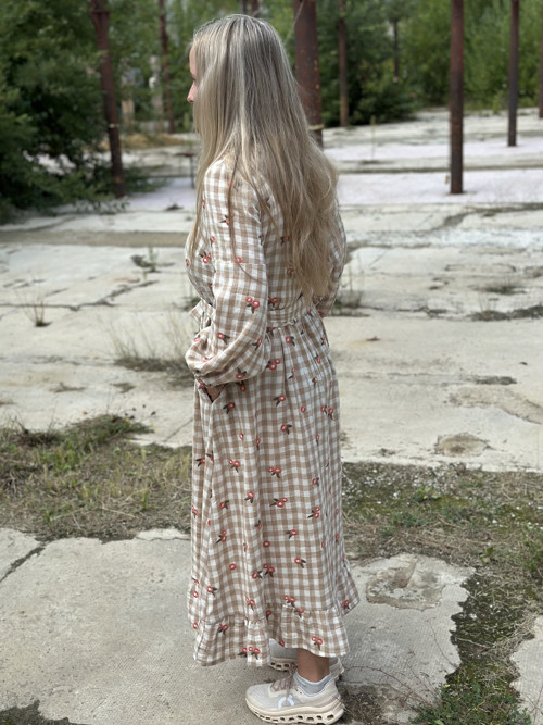 Mušelínové šaty s výšivkou. — foto 5