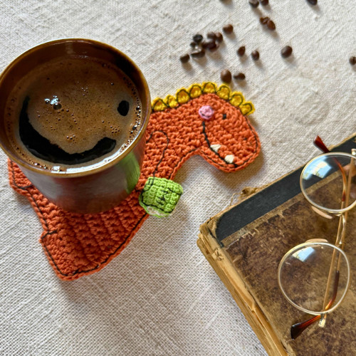 Háčkovaný podtácek – dinosaurus Arthur s knihou — foto 4
