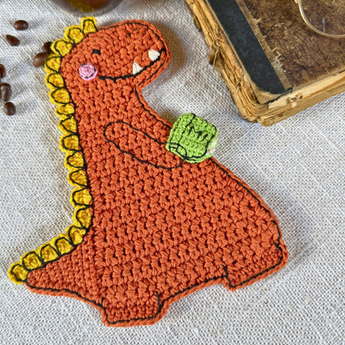 Háčkovaný podtácek – dinosaurus Arthur s knihou — foto 6