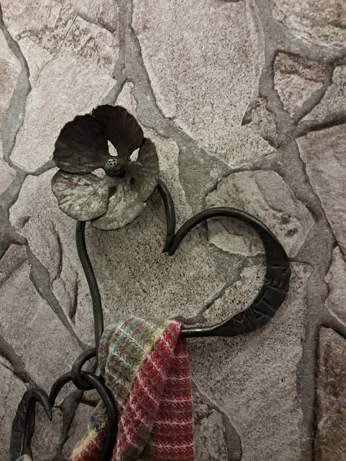 Kovaný držák na utěrky - Srdce — foto 2