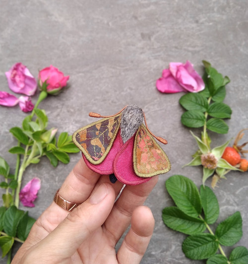 Můrka Rosa Rugosa - brož — foto 3