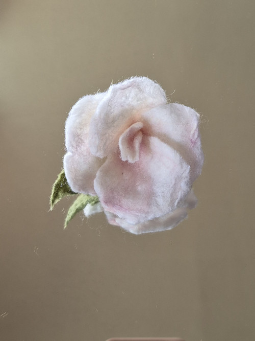Bílá růže - brož — foto 2