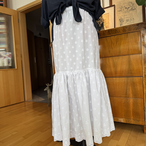 Dlouhá vyšívaná sukně — foto 2