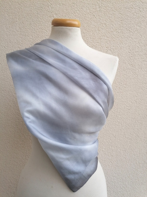 "grey&white" hedvábný šátek 90x90 — foto 2
