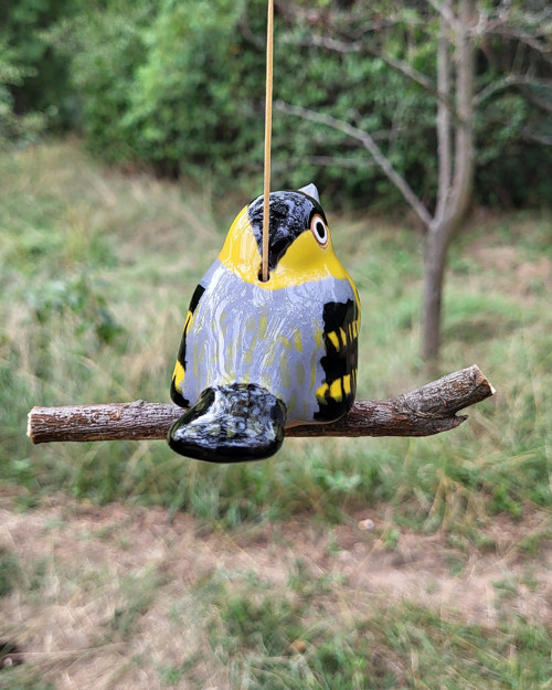 P.021 Keramický čížek na dřívku — foto 2