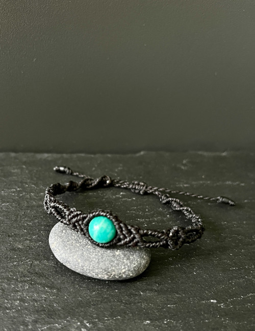 Černý macramé náramek s amazonitem — foto 2