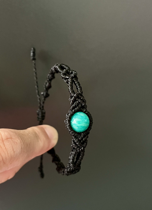 Černý macramé náramek s amazonitem — foto 3