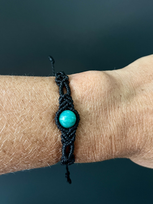 Černý macramé náramek s amazonitem — foto 4