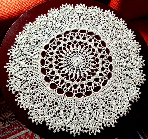 Béžová háčkovaná dečka, průměr 54cm. — foto 2