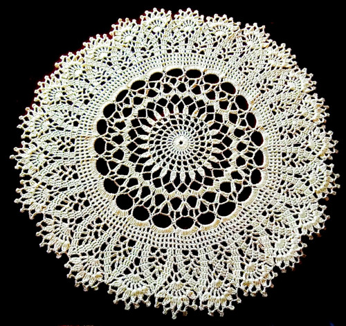 Béžová háčkovaná dečka, průměr 54cm. — foto 3