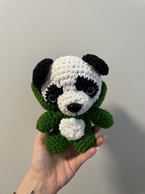 Háčkovaná Panda v kostýmu žáby — foto 4
