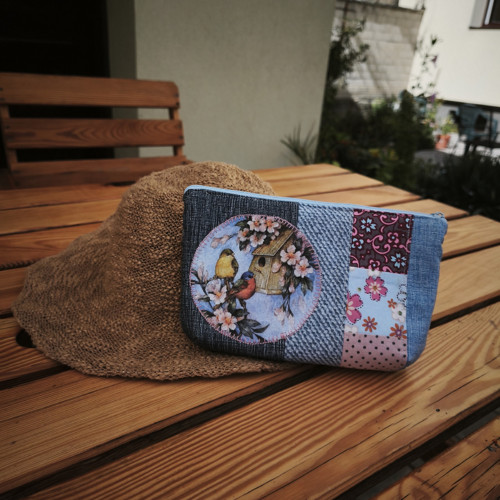 Taštička patchwork Ptáčci u krmítka svétle modrá — foto 2