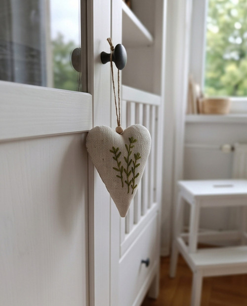 Srdíčko s ruční výšivkou — foto 3