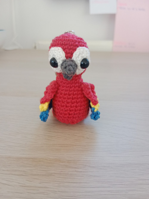 Háčkovaná klíčenka papoušek — foto 3