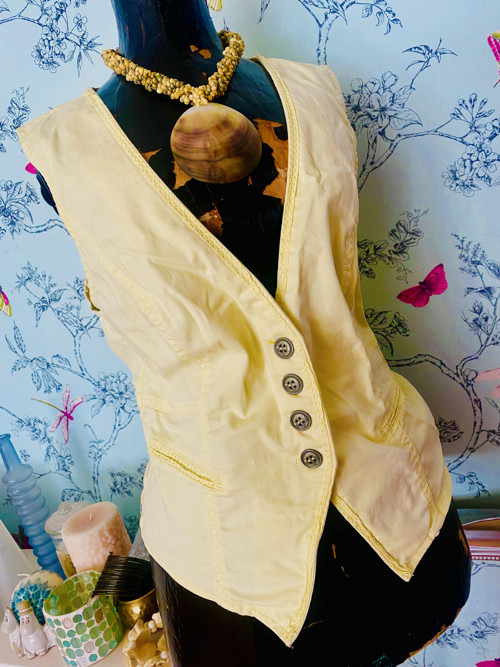 Vestička butter yellow — foto 3