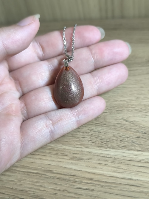 Terra – hnědý náhrdelník s kapkou — foto 3