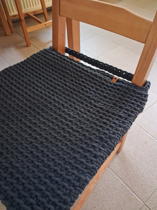 Háčkovaný podsedák na židli antracit — foto 4