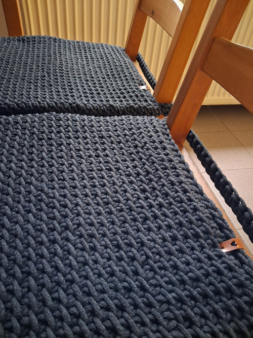 Háčkovaný podsedák na židli antracit — foto 2