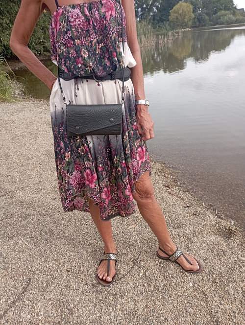 Černá kabelka psaníčko či crossbody — foto 2