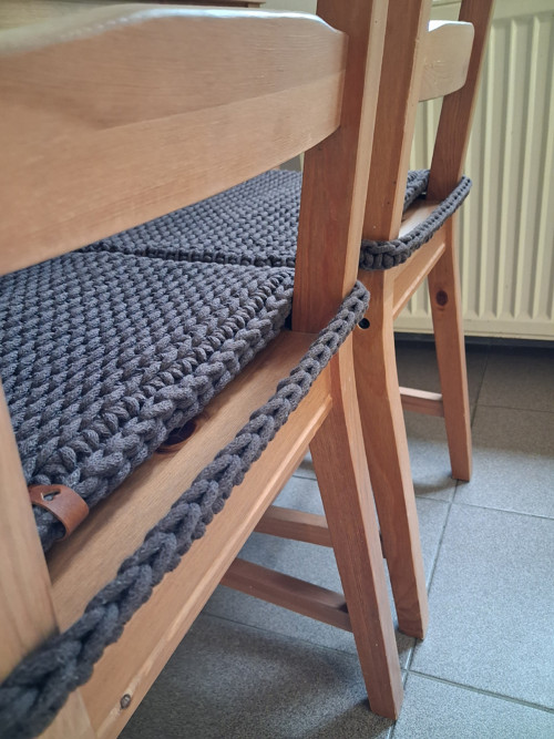 Háčkovaný podsedák na židli čokoláda — foto 4