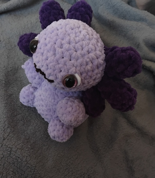 Háčkovaný fialový axolotl — foto 2