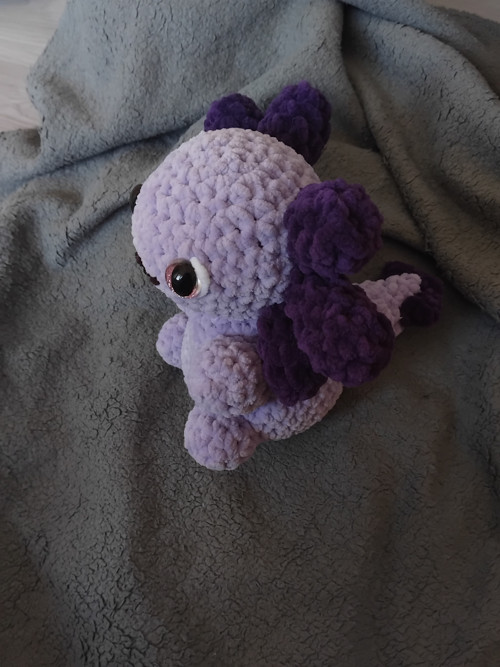 Háčkovaný fialový axolotl — foto 3