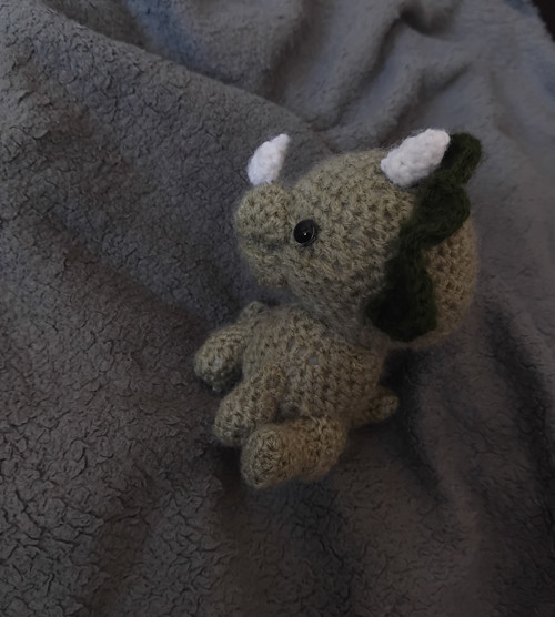 Háčkovaný dinosaurus Triceratops — foto 3