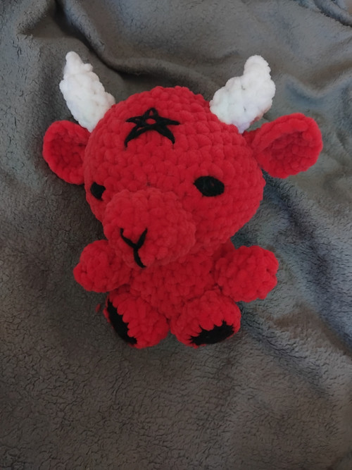 Háčkovaný kozlík Baphomet — foto 3