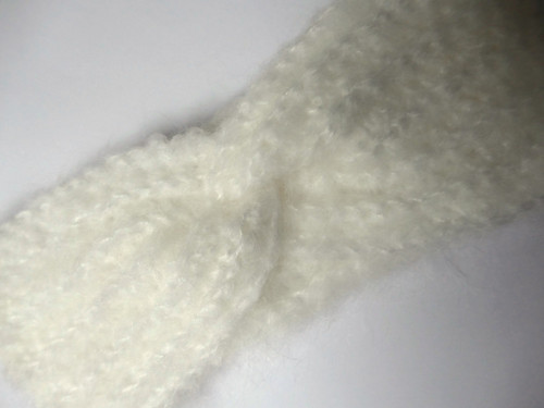 Bílá háčkovaná čelenka (mohér) — foto 2
