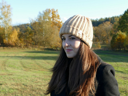 Béžová háčkovaná čepice — foto 3