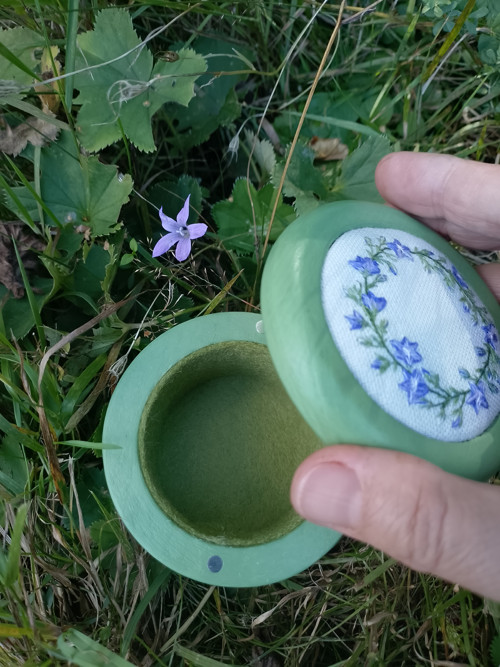 Zvonek – vyšívaná šperkovnička — foto 4